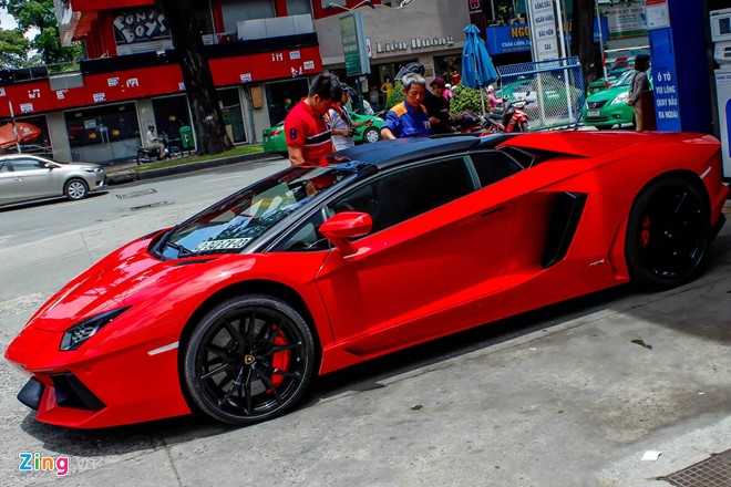 Sieu xe Aventador Roadster di do xang o Sai Gon hinh anh 2