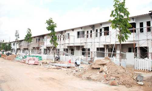 Một dự án nhà liên kế xây sẵn tại Nhơn Trạch đang chào bán 800 triệu đồng một căn trên nền đất thổ cư 100m2, diện tích sàn xây dựng 82m2, có sân trước và sân sau, đã hết sạch hơn 350 sản phẩm sau ba quý chào bán. Ảnh: Vũ Lê