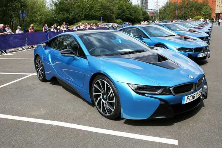 ong-chu-leicester-city-sam-19-sieu-xe-bmw-i8-tang-cau-thu-hinh-2