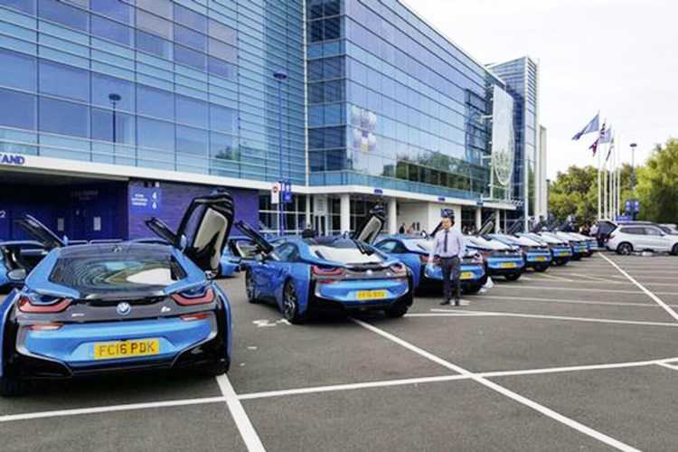 ong-chu-leicester-city-sam-19-sieu-xe-bmw-i8-tang-cau-thu-hinh-3