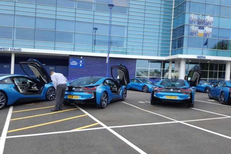 ong-chu-leicester-city-sam-19-sieu-xe-bmw-i8-tang-cau-thu-hinh-5