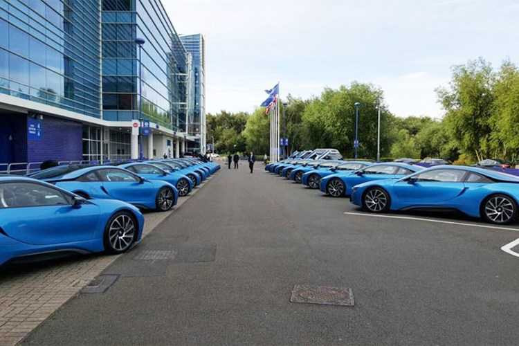 ong-chu-leicester-city-sam-19-sieu-xe-bmw-i8-tang-cau-thu-hinh-6