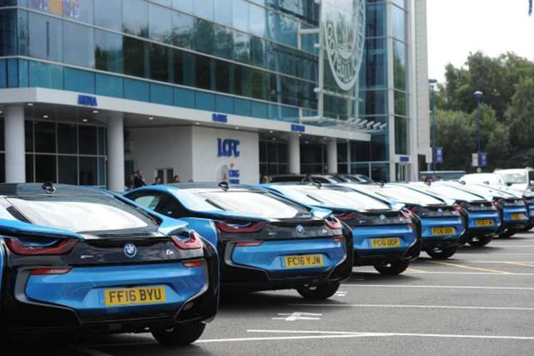 ong-chu-leicester-city-sam-19-sieu-xe-bmw-i8-tang-cau-thu-hinh-7