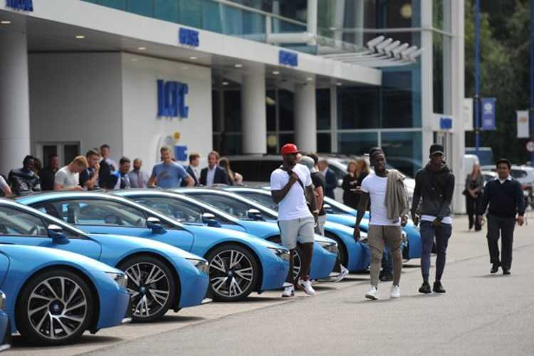 ong-chu-leicester-city-sam-19-sieu-xe-bmw-i8-tang-cau-thu-hinh-8