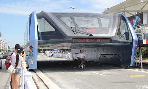 Xe buýt TEB tiếp tục chạy thử nghiệm trên đường phố. Ảnh: Shanghaiist.