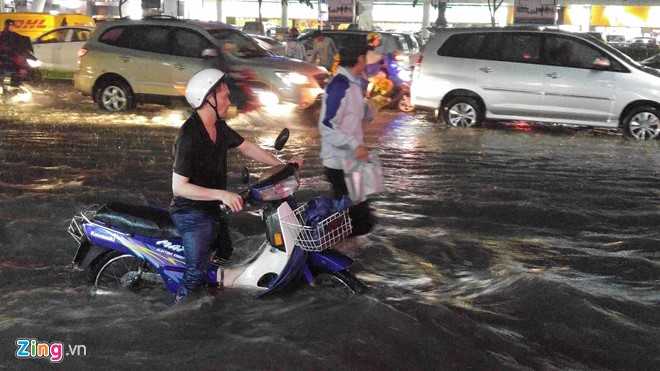 Sai Gon ngap nang, giao thong roi loan hinh anh 8