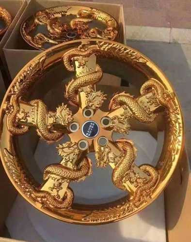 La-zăng mạ vàng của Range Rover. Ảnh: Quảng Hưng.