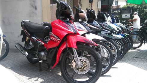 Jupiter Gravita RC đời 2009 màu đỏ-đen đã qua sử dụng có giá 17 triệu đồng.