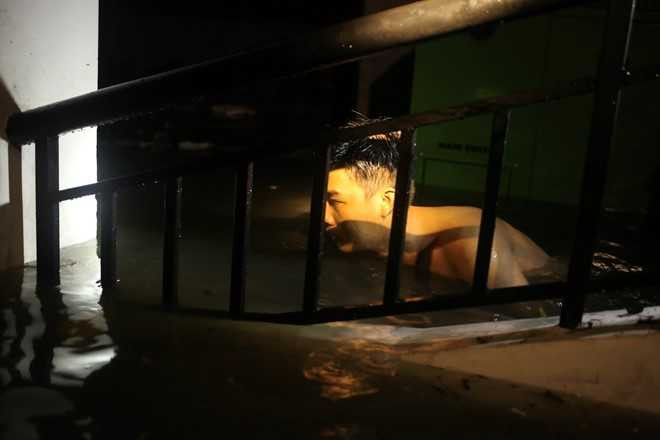 Oto, xe may bi nhan chim sau tran mua lon o Sai Gon hinh anh 9