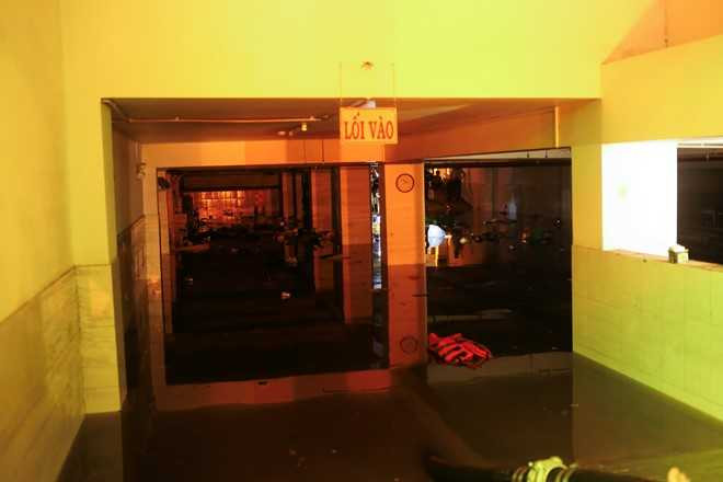 Oto, xe may bi nhan chim sau tran mua lon o Sai Gon hinh anh 5