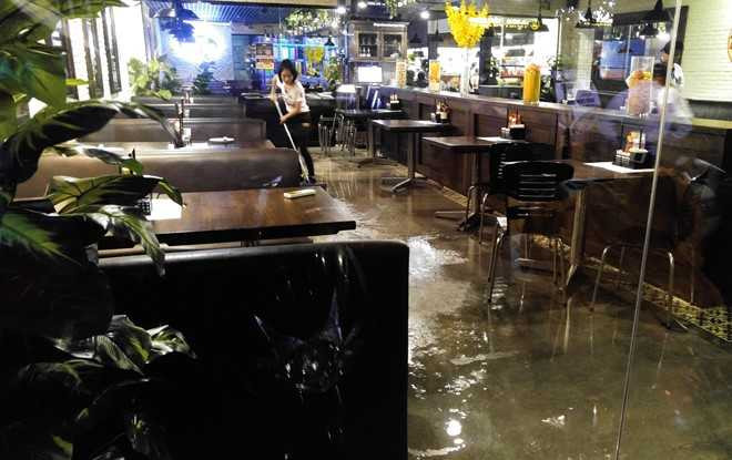 Oto, xe may bi nhan chim sau tran mua lon o Sai Gon hinh anh 4