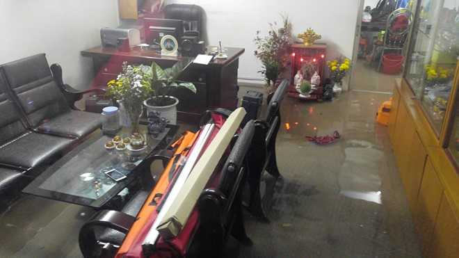 Oto, xe may bi nhan chim sau tran mua lon o Sai Gon hinh anh 2