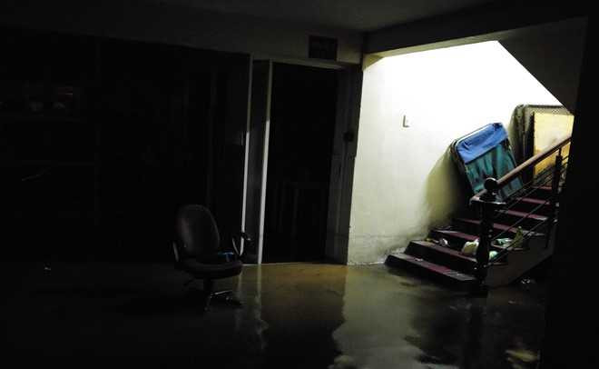 Oto, xe may bi nhan chim sau tran mua lon o Sai Gon hinh anh 11