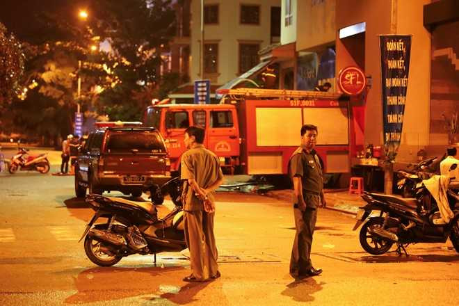 Oto, xe may bi nhan chim sau tran mua lon o Sai Gon hinh anh 8