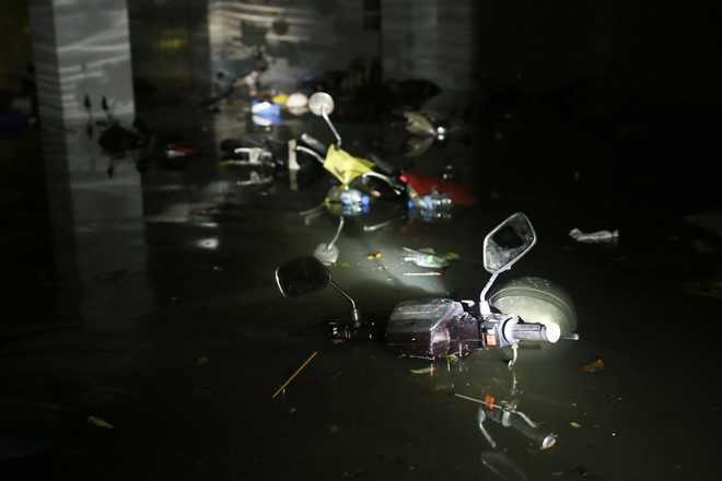 Oto, xe may bi nhan chim sau tran mua lon o Sai Gon hinh anh 7