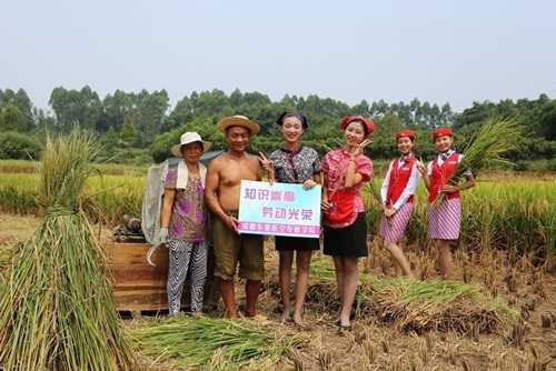 nu tiep vien hang khong tq di giay cao got gat lua hinh anh 2