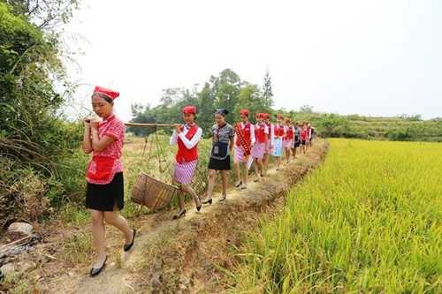 nu tiep vien hang khong tq di giay cao got gat lua hinh anh 7