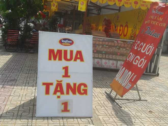 Banh trung thu mua 1 tang 1 van dap bat, nghi ban hinh anh 1