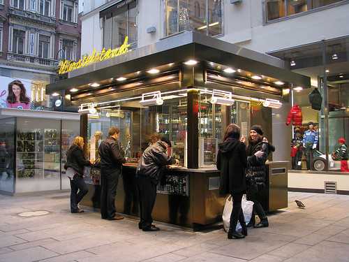 Áo: Starbuck, Amazon nộp thuế ít hơn cả xe bán xúc xích lề đường - ảnh 2