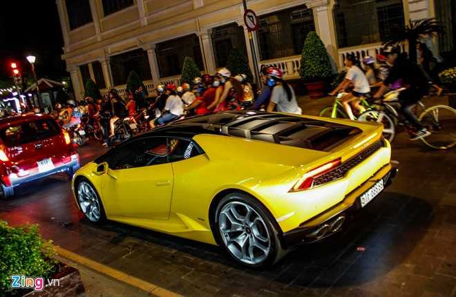Cuong Do La lai sieu xe Huracan tren duong Sai Gon hinh anh 3