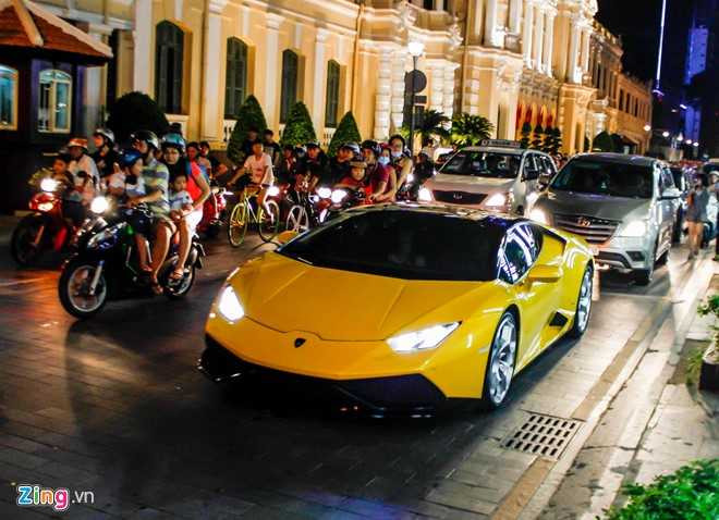 Cuong Do La lai sieu xe Huracan tren duong Sai Gon hinh anh 4