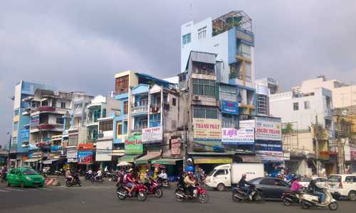 Những người có trong tay dòng vốn chục tỷ trở lên đang mạnh tay đầu tư nhà phố mặt tiền vì cho rằng đây là kênh trú ẩn an toàn. Ảnh: Vũ Lê