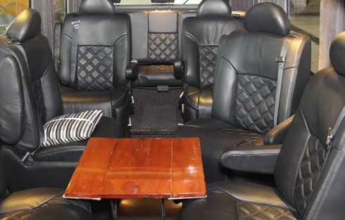 Chiếc Hyundai County 29 chỗ độ nội thất chỉ còn 12 chỗ. >> Ảnh chi tiết