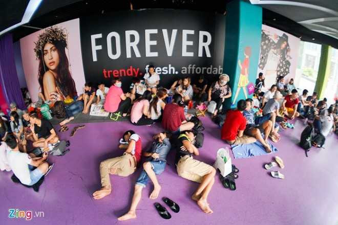 Nguoi Viet thue xep hang mua iPhone 7 gia 100 USD/ngay hinh anh 1