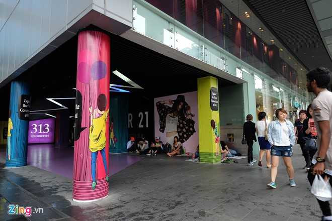Nguoi Viet xep hang mua iPhone 7 truoc 2 ngay o Singapore hinh anh 1