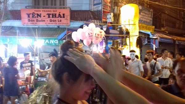 Phần lớn đổ về đây là các bạn trẻ. Ảnh: Như Trường.