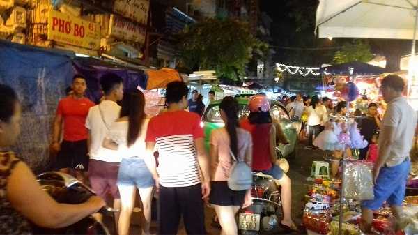 Dòng người đổ về mỗi lúc một đông trên các con phố. Ảnh: Như Trường.