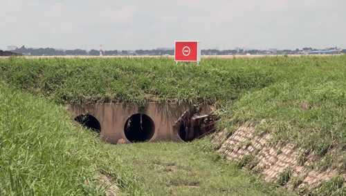 Hệ thống cống thoát nước ra kênh A41, tại khu vực này nước thường không thoát ra kịp gây ngập bãi đổ. Ảnh: A.X