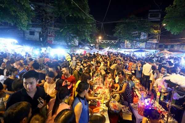 Dòng người chật cứng giữa chợ trung thu. Ảnh: Kỳ Anh.