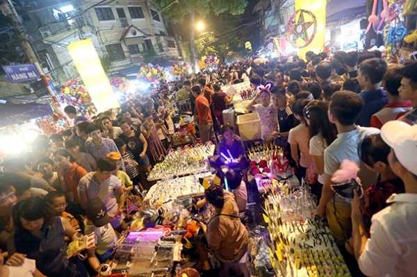Hàng ngàn người đổ về khu vực phố cổ trong đêm trung thu khiến cả khu phố trật cứng người. Ảnh: Kỳ Anh.