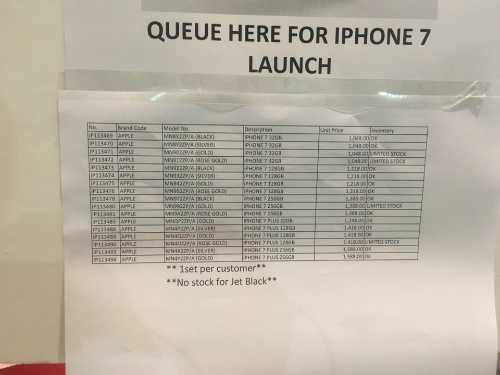 Một cửa hàng Apple ở Singapore thông báo không có màu Jet Black và số lượng iPhone 7 Plus cũng hạn chế trong ngày mở bán. Ảnh: Văn Thắng