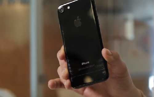 iPhone 7 Jet Black dễ để lại vết xước trong quá trình sử dụng. Ảnh: Cnet.