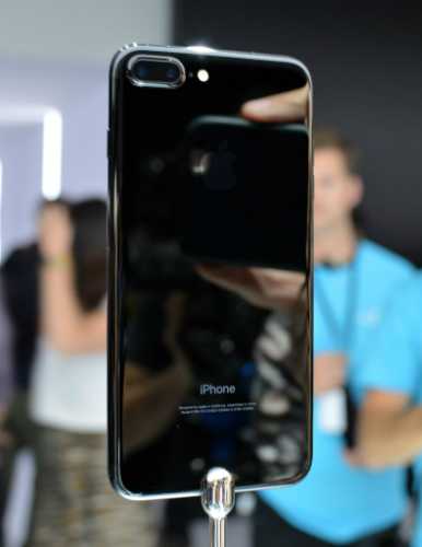 Màu Jet Black chỉ có trên iPhone 7 và 7 Plus bản 128 và 256GB, không có trên bản 32GB.