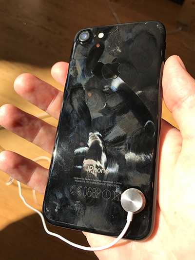 iPhone 7 Jet Black trưng bày trong Apple Store. Ảnh: Reddit.