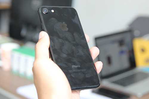 Chiếc iPhone 7 Jet Black đầu tiên về Việt Nam nhanh chóng bộc lộ nhược điểm dễ bám vân tay. Ảnh: Đình Nam.