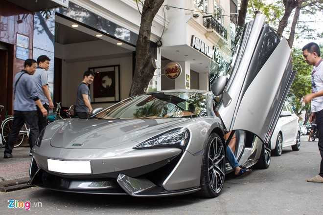 Cap doi sieu xe cua Cuong Do La dao pho Sai Gon hinh anh 4