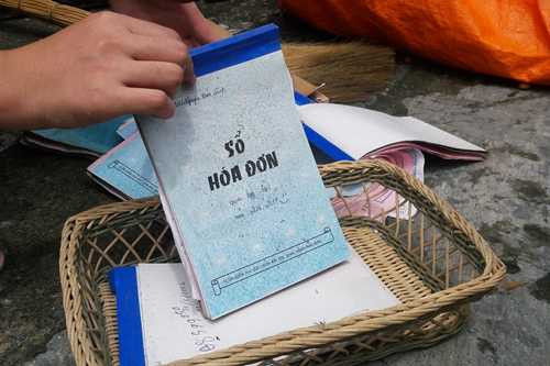 Hóa đơn, sổ sách kinh doanh cũng bị ướt. Ảnh: Phương Đông