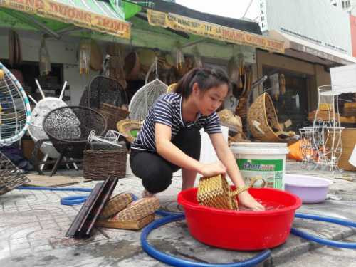 Nhiều hàng hóa tại cửa hàng nội thất trên đường Nguyễn Hữu Cảnh bị ngập trong nước phải lau chùi lại. Ảnh: Phương Đông
