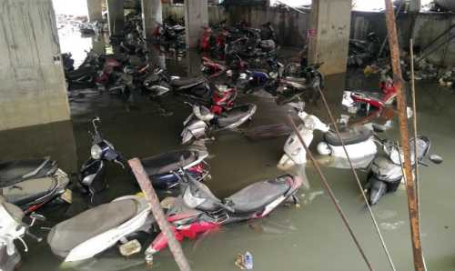 Đến trưa nay vẫn còn khoảng 300-400 xe máy chưa đưa ra bên ngoài bãi gửi xe. Ảnh: Tùng Duy