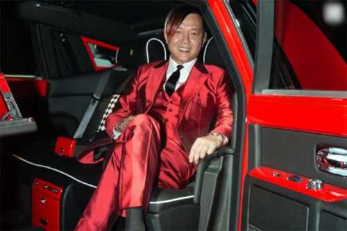 Stephen Hung, nhà tài phiệt Hong Kong và chiếc Phantom đầu tiên trong số 30 xe được đặt cho khách sạn ở Macau. Ảnh: Linternaute.