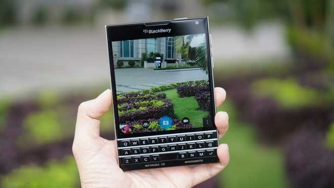 Cua hang do xo di ban BlackBerry Passport dai ha gia hinh anh 1