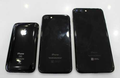 iPhone 3GS (ngoài cùng bên trái) bên cạnh iPhone 7 và iPhone 7 Plus phiên bản màu đen bóng (Jet Black).