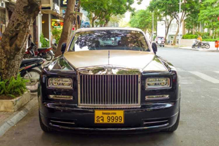 rolls-royce-60-ty-cua-dai-gia-lao-lan-banh-tren-pho-viet-hinh-2
