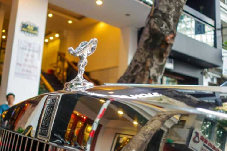 rolls-royce-60-ty-cua-dai-gia-lao-lan-banh-tren-pho-viet-hinh-4