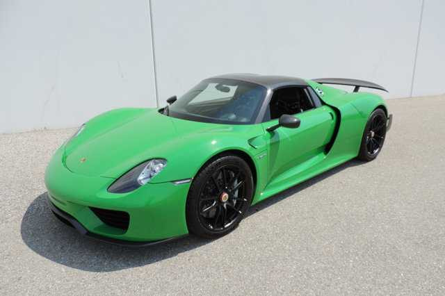 Phiên bản sản xuất của Porsche 918 Spyder được trình làng tại triển lãm Frankfurt 2013 và bắt đầu được bán ra từ ngày 18 tháng 9 năm 2013 với số lượng sản xuất là 918 chiếc, rất nhanh chóng, lô hàng Porsche 918 Spyder này đều có chủ.