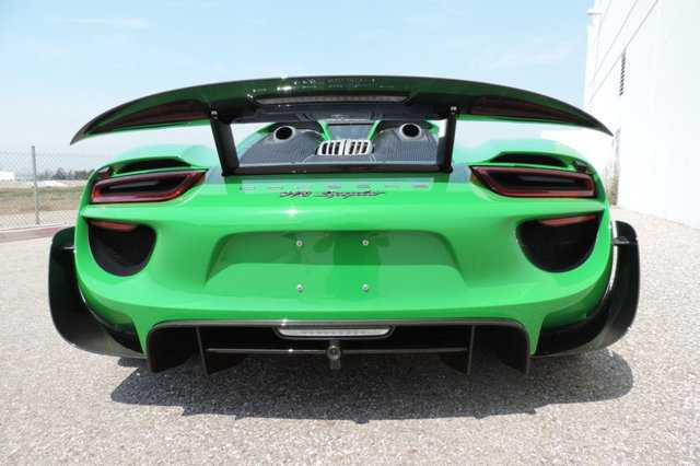 Chiếc Porsche 918 Spyder này còn nhận được sự tùy chỉnh với bộ cản va trước/sau khá hầm hố bằng chất liệu sợi carbon.